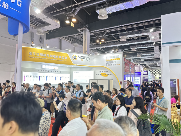 上海医疗器械展现场.png